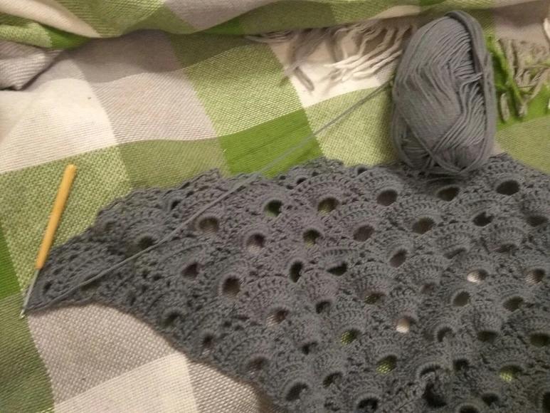 祖母方格三角围巾的各种编织方法,三角围巾镂空钩针花样图案大全