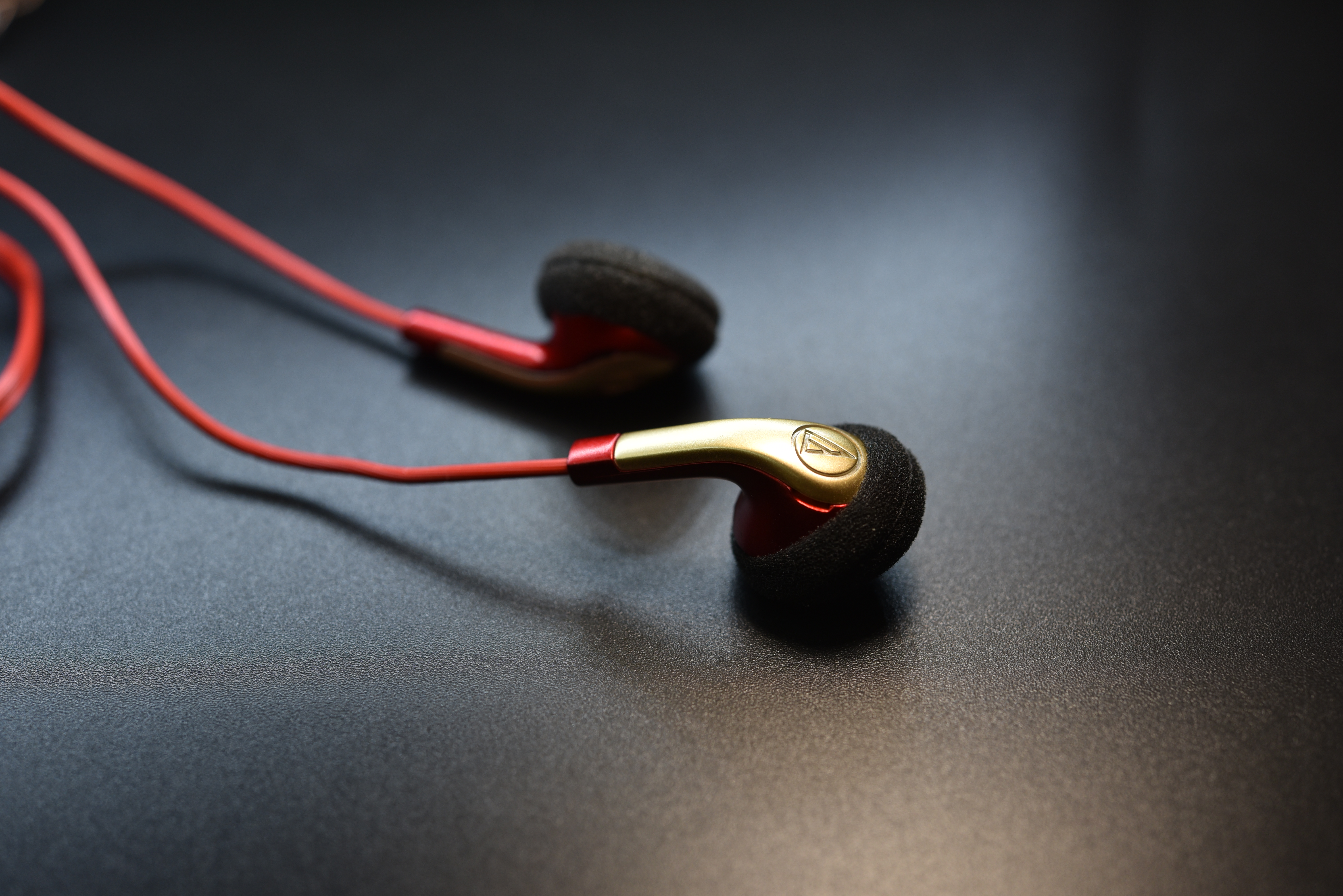 浅入耳耳机和半入耳耳机哪个好,浅入耳式和半入耳式耳机哪个好