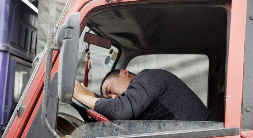 打哈欠疲劳犯困,打哈欠眯眼