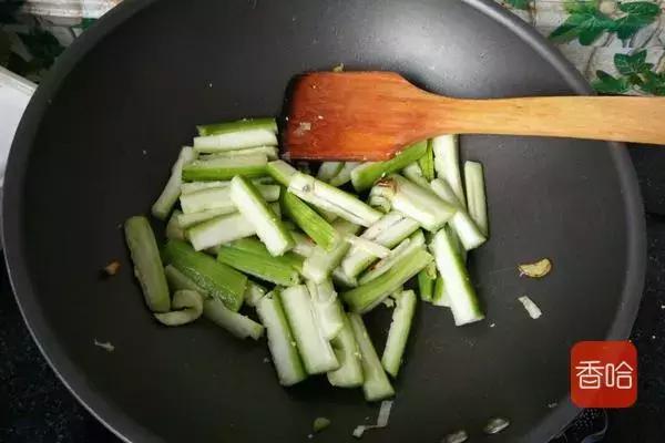 炒丝瓜时怎样才使丝瓜不出水,丝瓜要焯水吗西红柿炒丝瓜的做法