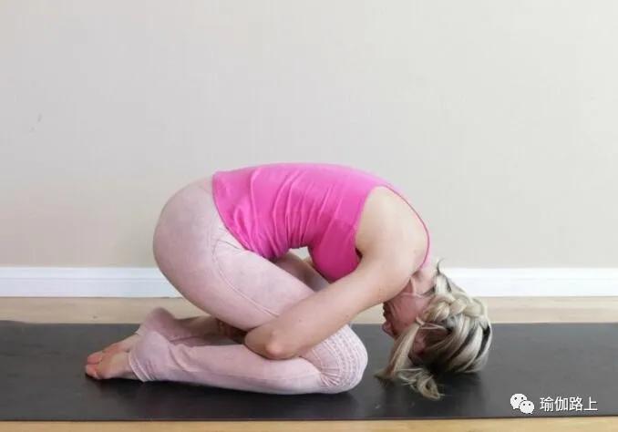 千万不要小看颈椎病！13个瑜伽动作缓解肩颈不适