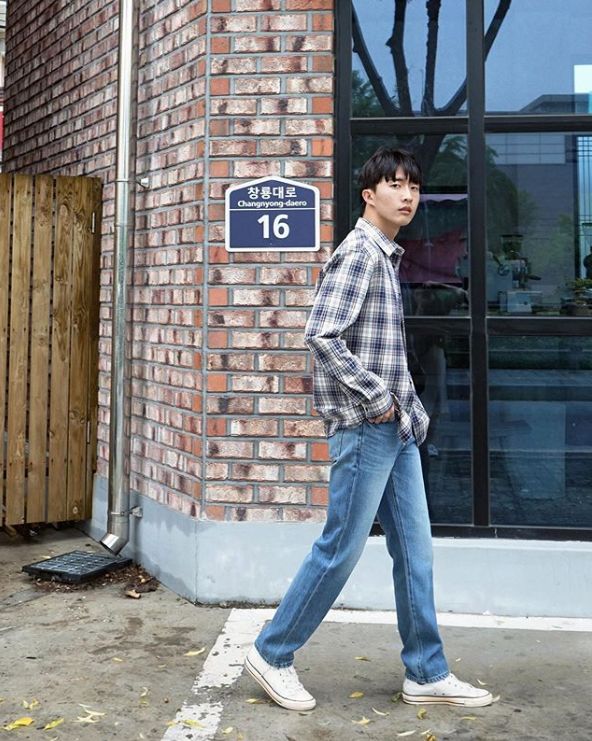 最适合搭配匡威的牛仔裤,红色高帮匡威搭白色牛仔裤韩系