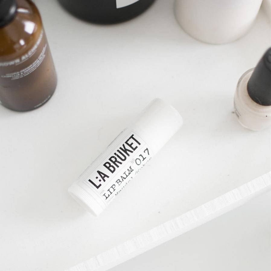 嘴唇水嘟嘟的太可爱了，但你的怎么还那么干瘪