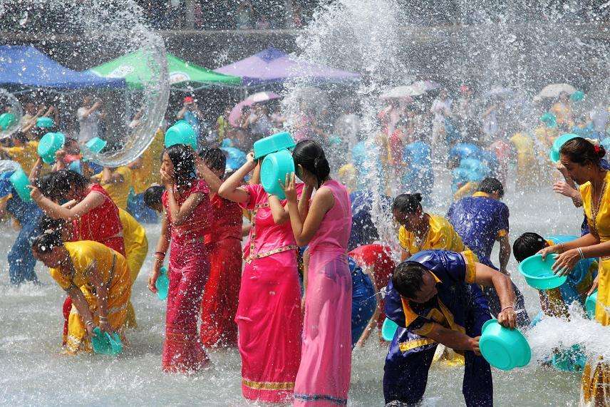 傣族人民的泼水节生活习俗,傣族人过泼水节的习俗