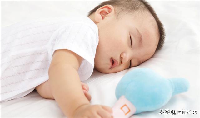 宝宝头型睡偏了大小脸怎么调整,宝宝头型一边睡偏了要怎样纠正