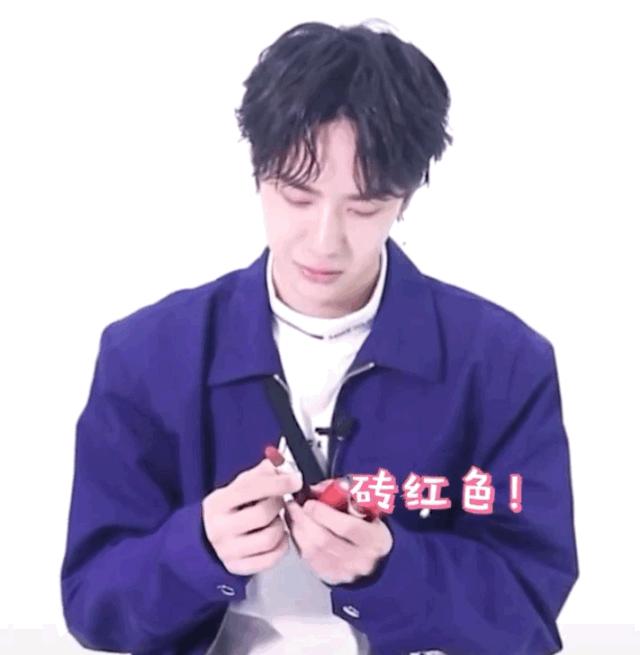 女生为什么要涂那么多东西,唇色深的女生涂口红