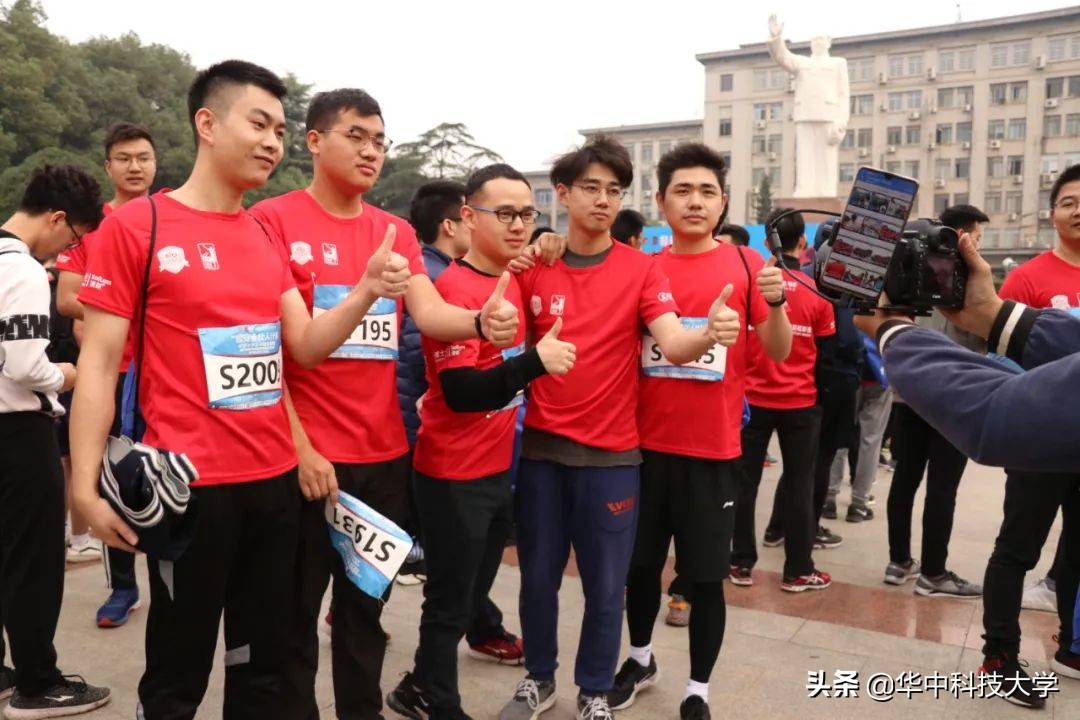 校园马拉松感受青春力量,在教室看同学田径比赛