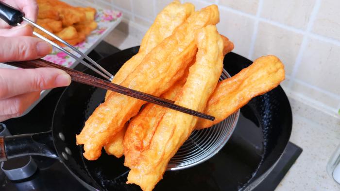 怎么用面粉和膨松剂炸油条,用小苏打泡打粉怎样炸油条酥脆