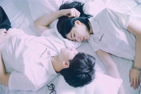 情侣之间经常聊私密话题正常吗,情侣之间会一直有聊不完的话题吗