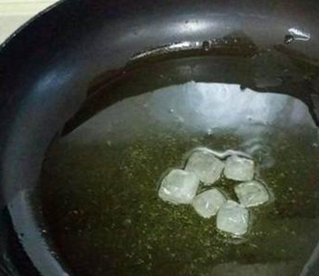 冰糖下锅炒要不要放油,冰糖放油锅为什么不化