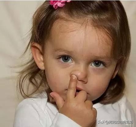 爱挖鼻孔的孩子如何纠正,爱挖鼻孔的小孩怎么教育