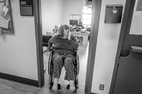 末路狂花:美国退伍女兵饱受*队军**性侵、自杀、*品毒**、抑郁、无家可归困扰