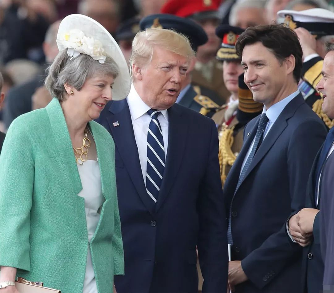 93岁女王带查尔斯出席活动，全场起立时，女王给儿子一个特别眼神