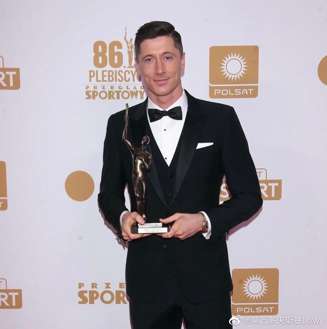 玩尬的！莱万获懂球帝颁发奖杯，球迷吐槽“世界级”奖项像地摊货