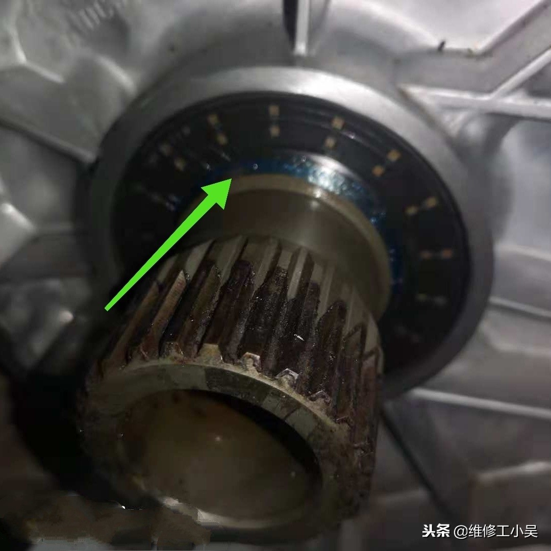 奔驰ml3507000公里烧机油,奔驰ml350渗油