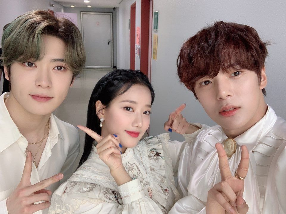 搬起石头砸自己脚韩语,韩国女团遭队长霸凌