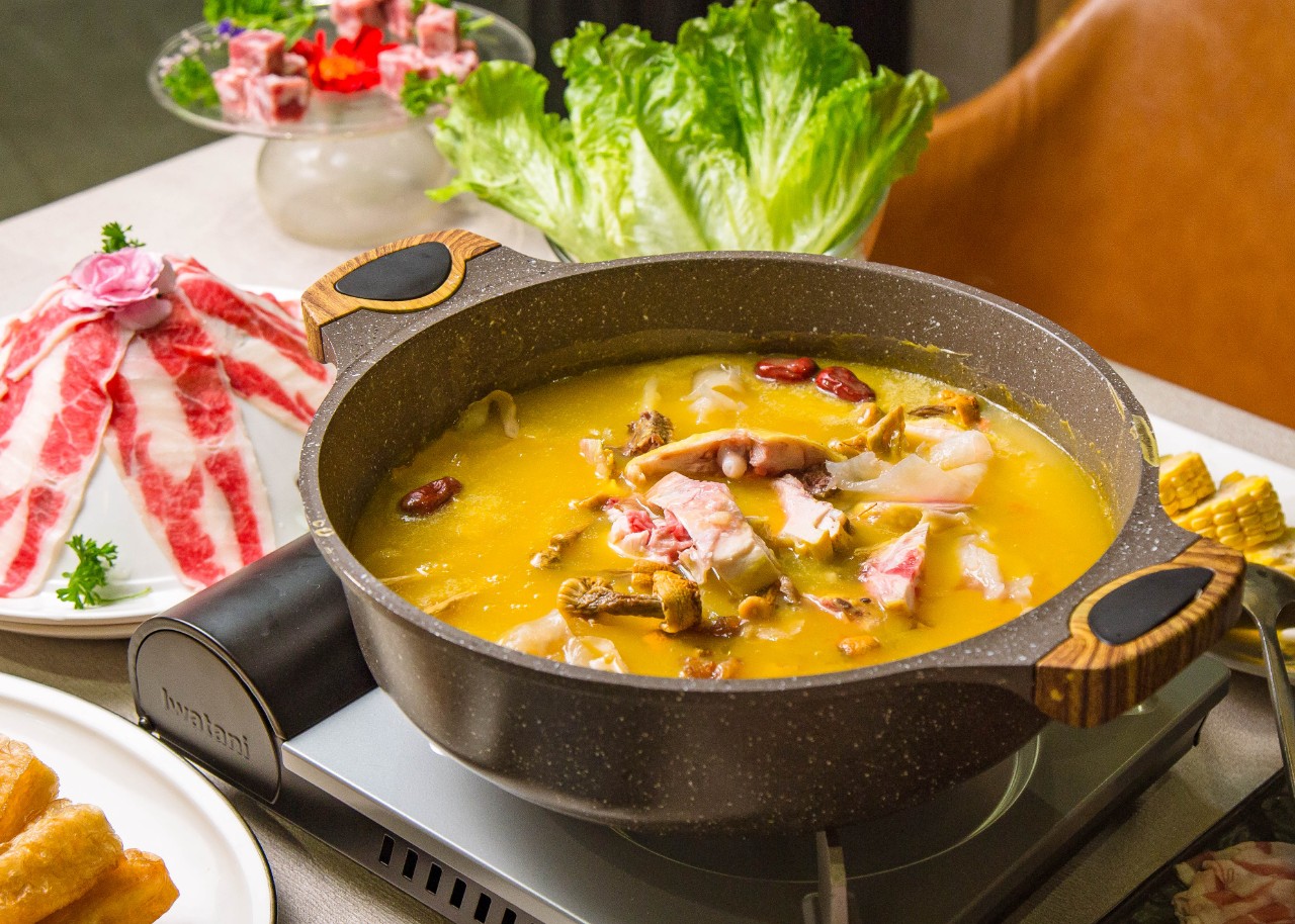 降温了适合吃点什么,一锅鲜香软嫩的花胶鸡火锅