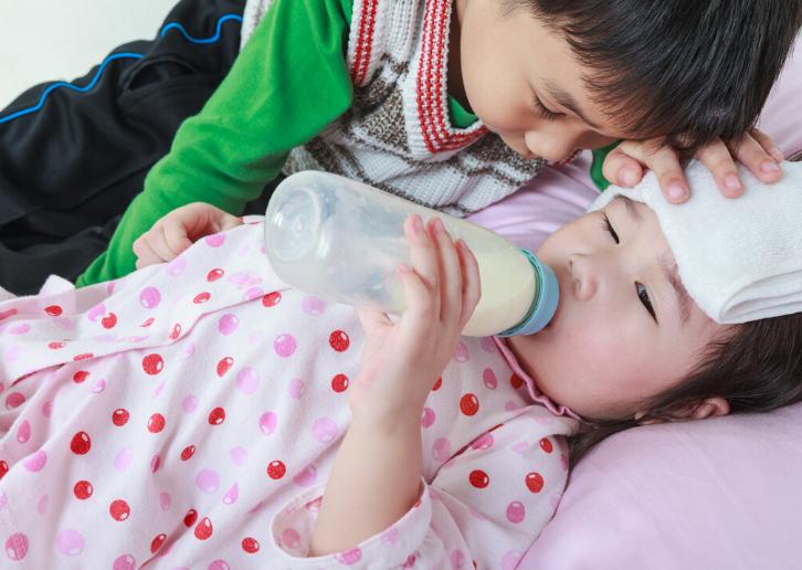 烧到38.8没有吃药温度就降到37.3,孩子高烧38.7度需要盖被子吗