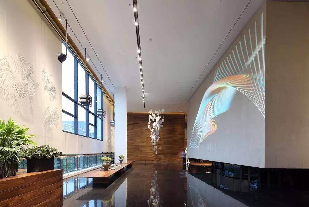 北有阿那亚社群，南有册之丘社群，后者60%研究生以上学历