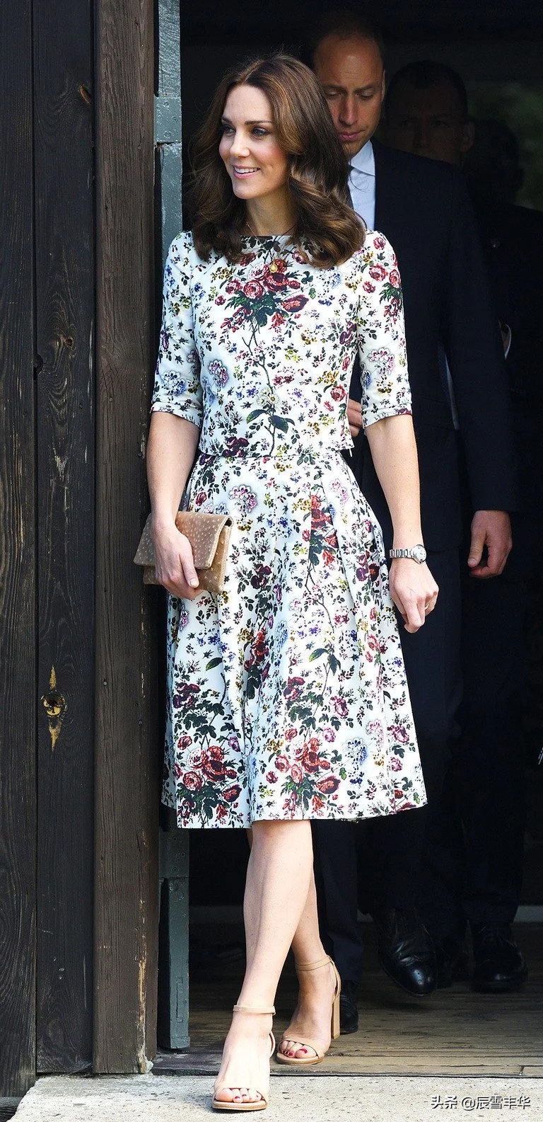 凯特王妃穿黄色连衣裙怀抱新生儿,凯特王妃穿衣小黑裙
