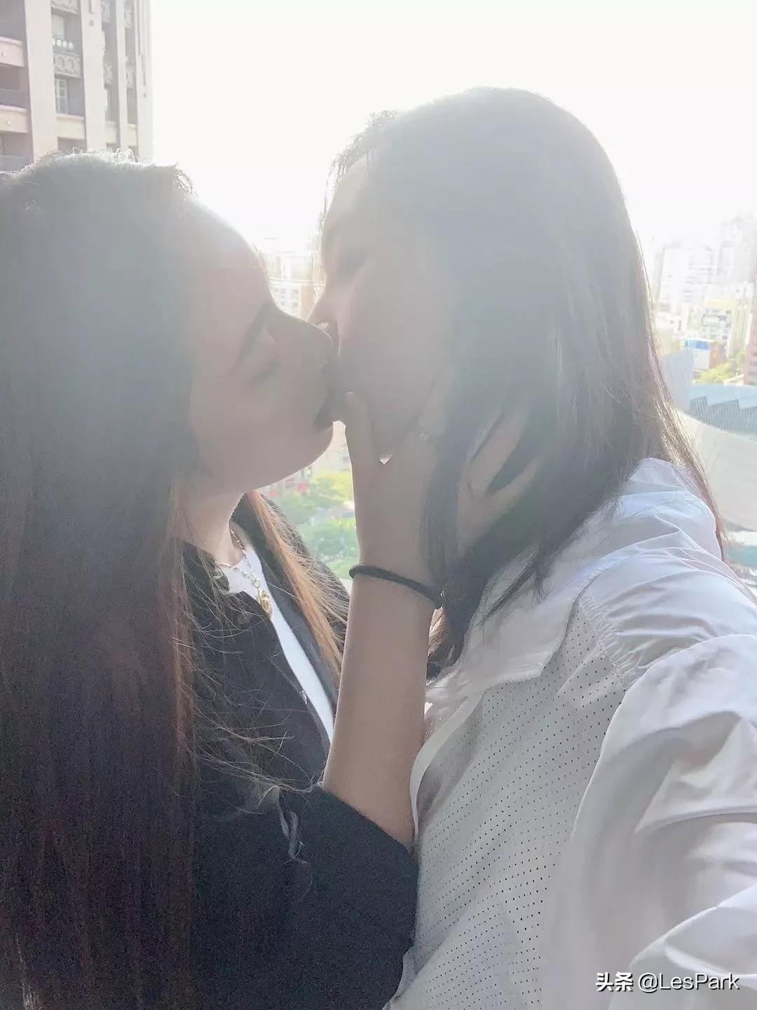 看完这对超甜LES拉拉CP,我先弯为敬