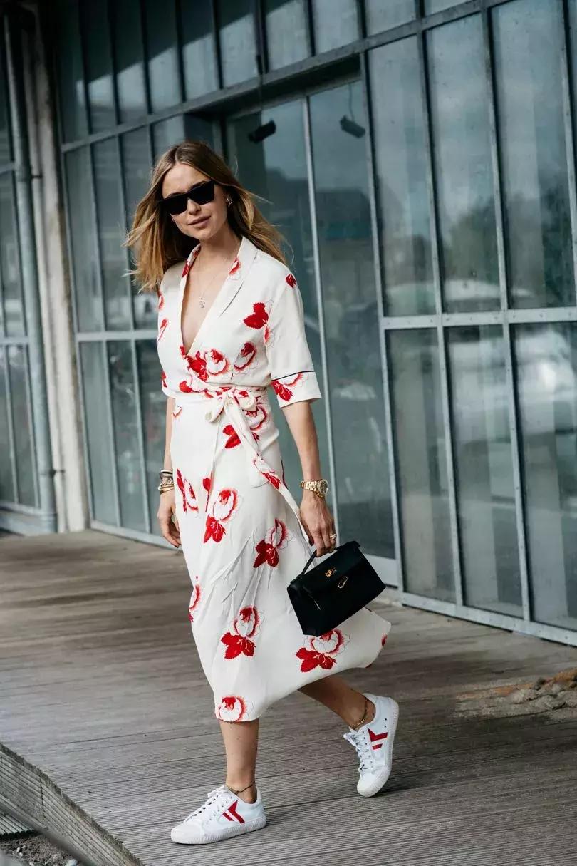 天气回暖怎么穿?裙子+运动鞋是时尚人群中热度最高的搭配法则