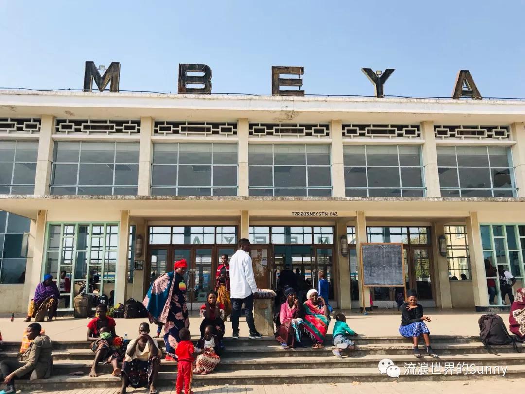 流浪非洲，乘坐中国援建火车去赞比亚，满满的亲切