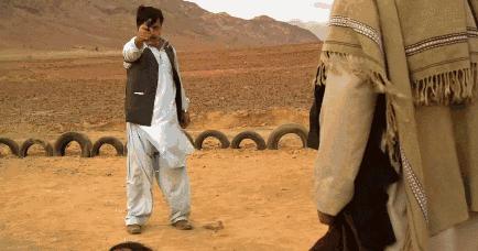 瞄准镜弹着点在准星下方,瞄准镜安在枪身左边还能瞄准吗