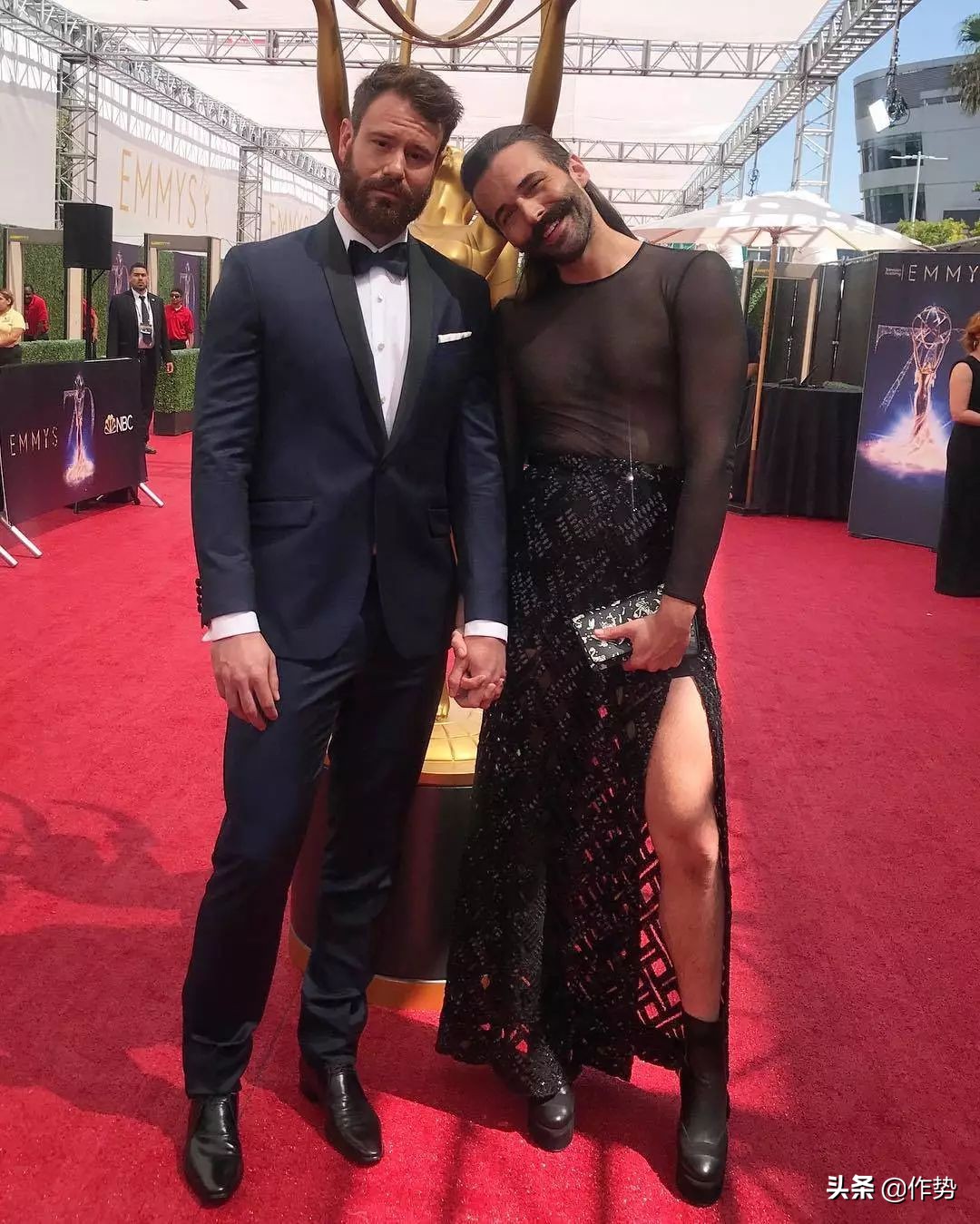 这位大胡子男人，穿起裙子来竟然比女生和还要合适？！