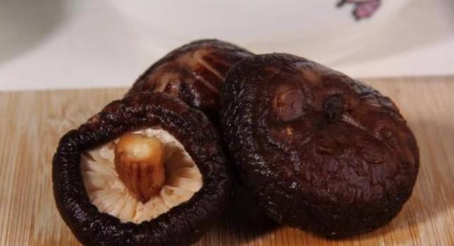 怎样泡干香菇又快又好,泡发香菇要不要焯过水