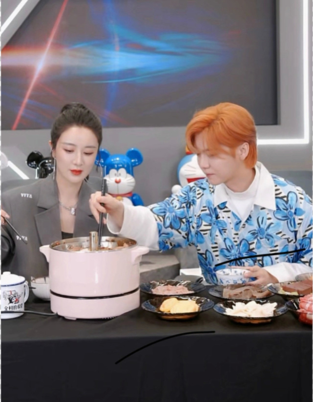 鹿晗秒变吃播，赞美最帅的男艺人是成龙，透露拍大片超帅的秘笈