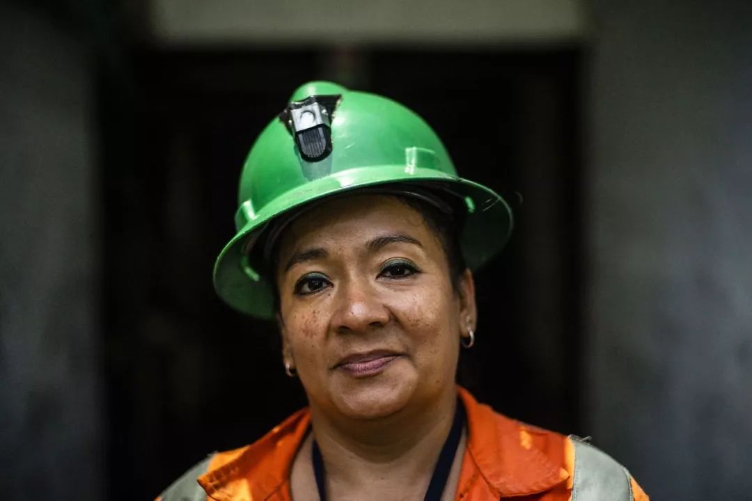 月薪2500,记录哥伦比亚祖母绿矿区女矿工的艰辛生活