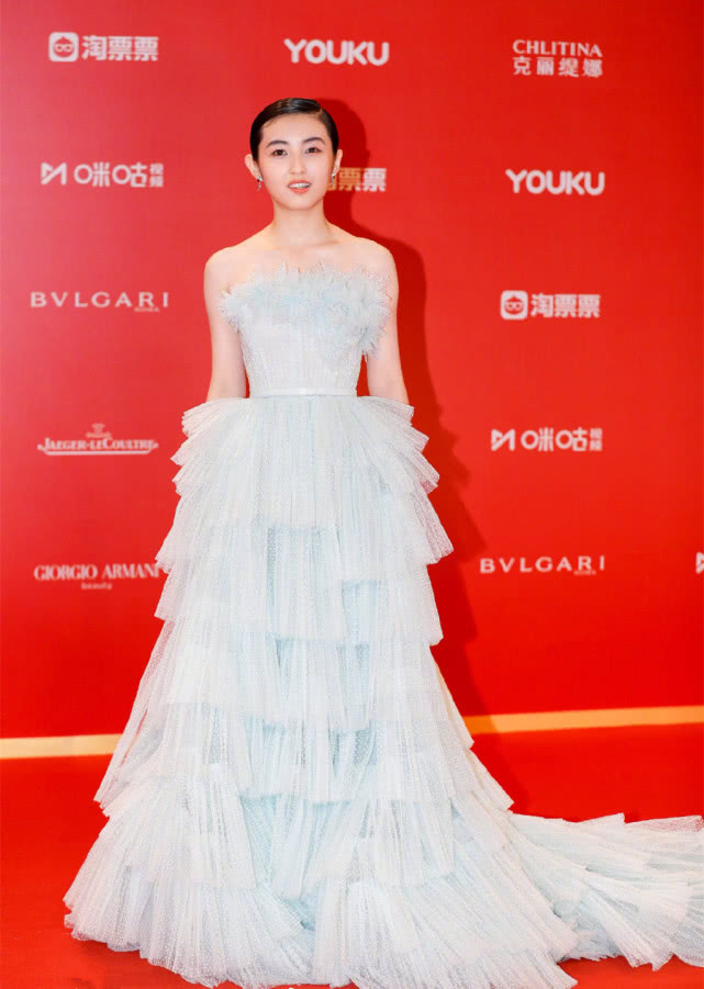 何穗杨幂穿的什么,杨幂黑色蓬蓬裙穿搭