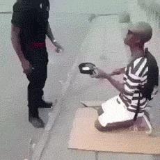 空中一字马搞笑图,一个突如其来的一字马