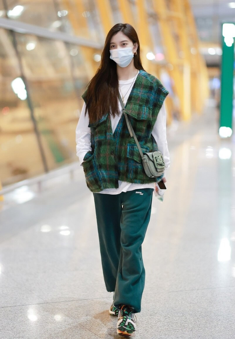 墨绿色上衣搭什么颜色的裤子好看,墨绿色上衣配什么色的裤子好看