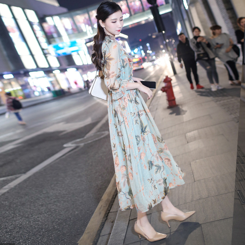 秋冬又纯又欲碎花裙,适合腿粗腰粗的女生穿的碎花裙