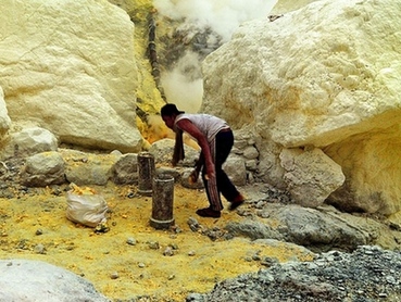 世界上最危险的工作,印尼人在喷发火山收集硫磺,一天赚2221美元