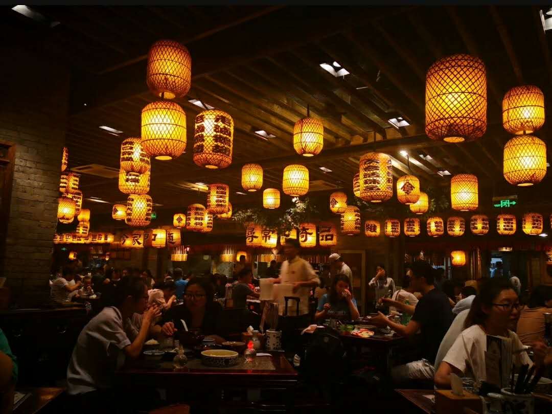 “我租了陌生女孩一半的床铺”为了钱，年轻人可以做到什么程度？