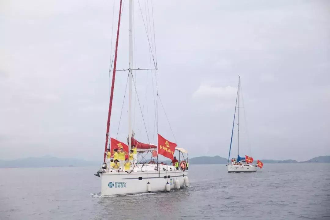 巨邦快乐集结号丨看见了，其中一艘游艇上，是我们的船长大舅哥