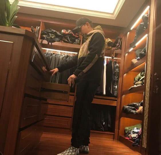 华少家：为爱妻变“煮夫”，衣帽间有韵味，将“展示柜”搬回家
