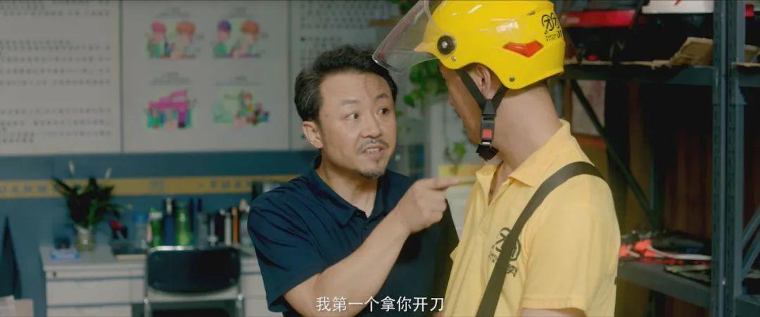 雷佳音致敬外卖员,在一起雷佳音和外卖小哥片段