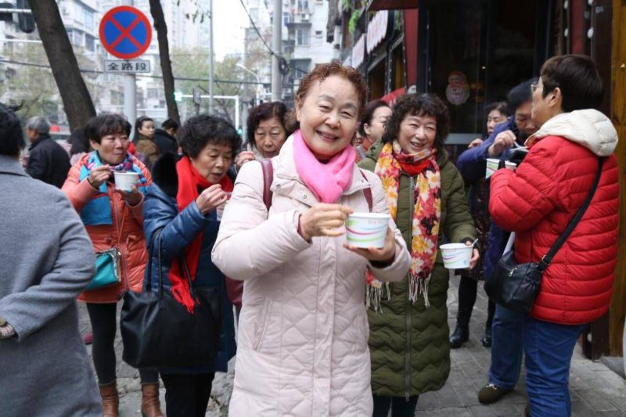 浓情腊八节辖区单位慰问环卫工,社区开展腊八节关爱空巢老人活动