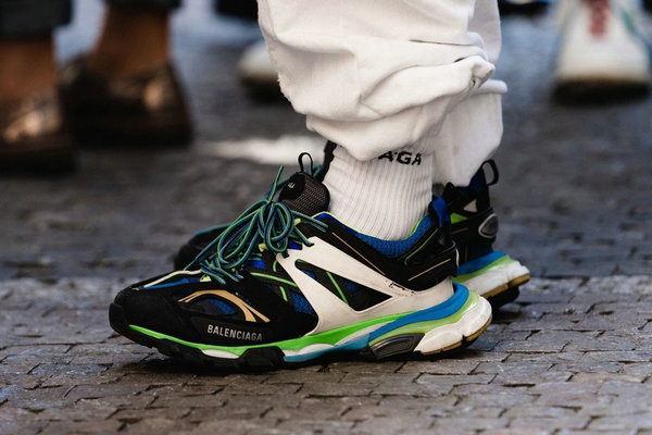 什么奢侈品牌子运动鞋好穿,高街红色运动鞋