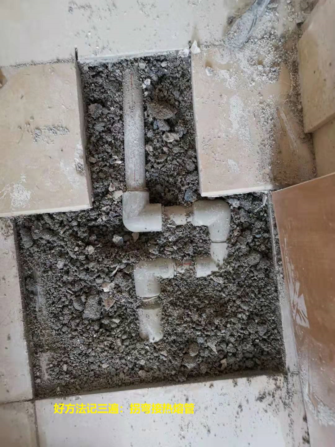 卫生间马桶旁边瓷砖冒水,卫生间冒水是不是隔壁漏水