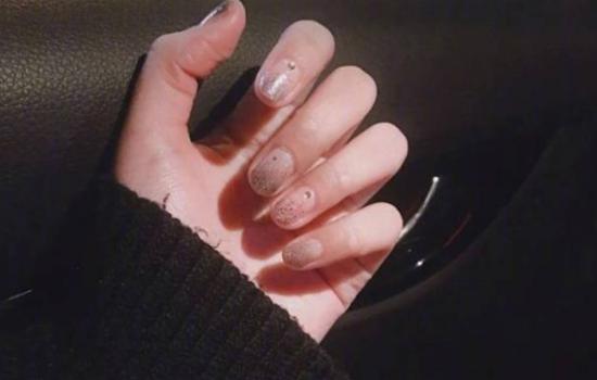 指甲又宽又扁如何美甲大拇指,长美甲和短美甲哪个好看