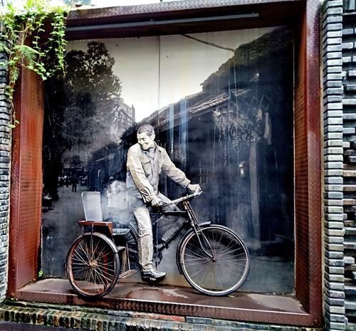 成都曾经街头的小生意：擦皮鞋、削菠萝、改裤脚、换拉链