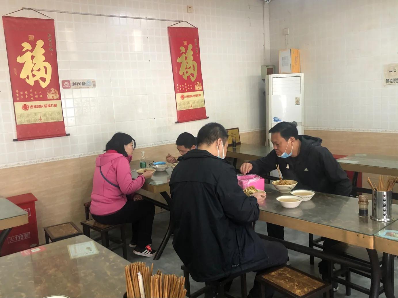 火车头步行街热干面,郑州的火车头