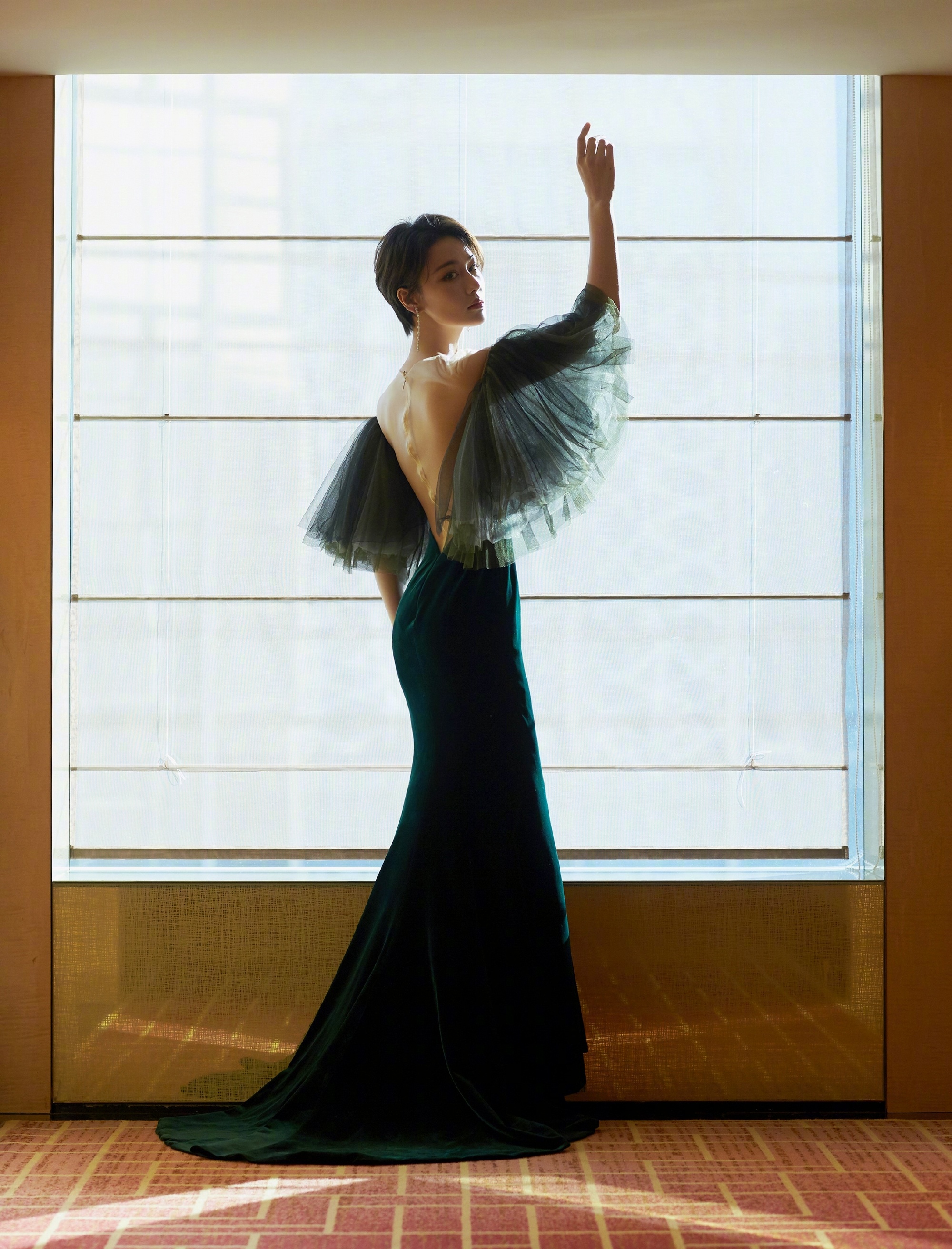 军嫂张馨予穿粉裙尽显娇艳,升级辣妈