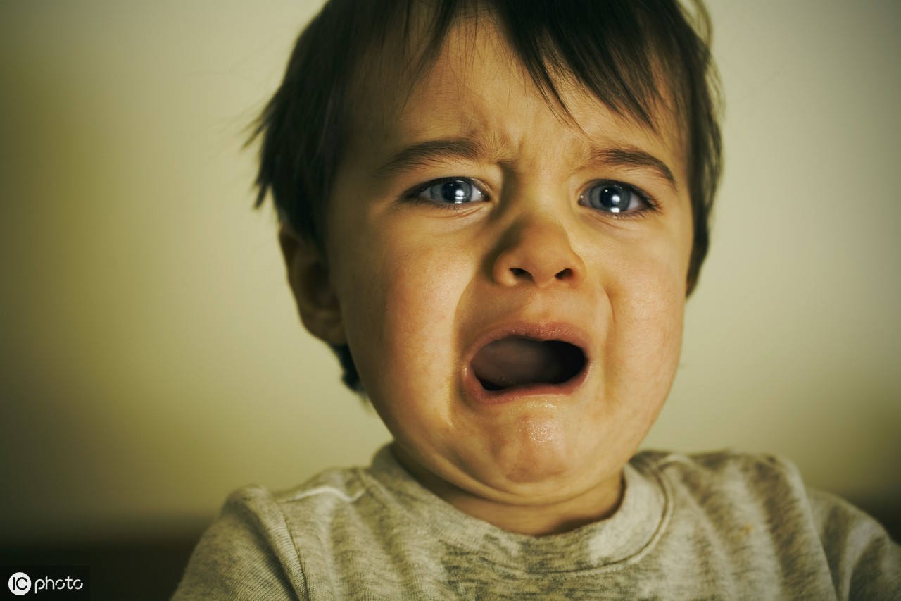 小孩哭闹的处理方法李玫瑾,小学孩子哭闹家长正确做法李玫瑾