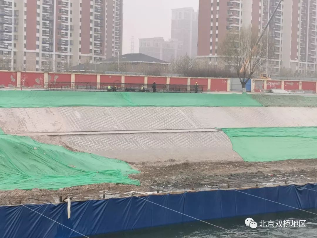 小区附近出行交通方便,周边居民出行更方便